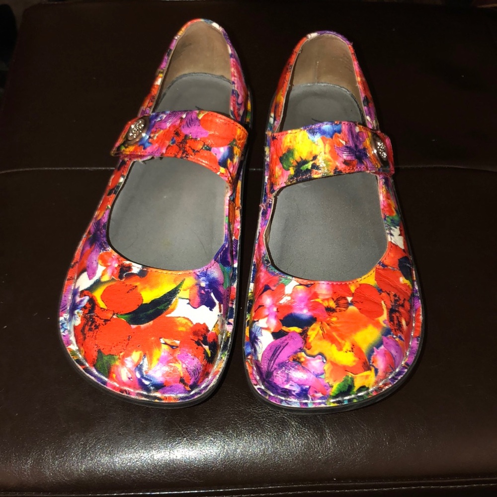 Algeria nursing clogs